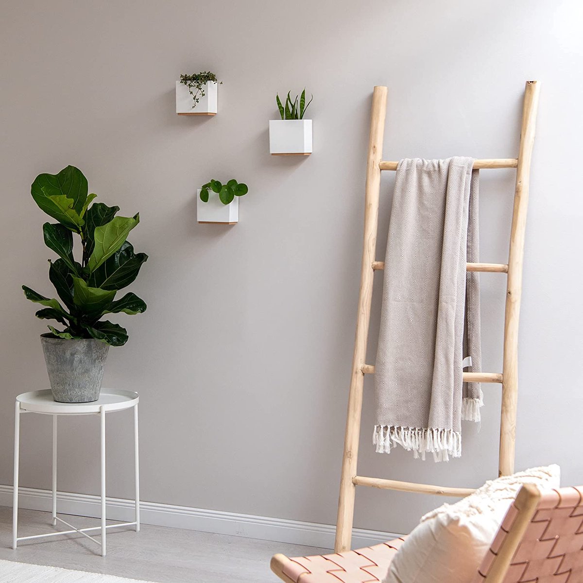  KAZAI. Wandvazen -Alma | Moderne Hangende Bloempotten Voor Aan De Muur | 3-delige Bloempot Set Van Hoogwaardig Hars Voor Kamerplanten, Kunstplanten, Bloemen Enz. | Wit